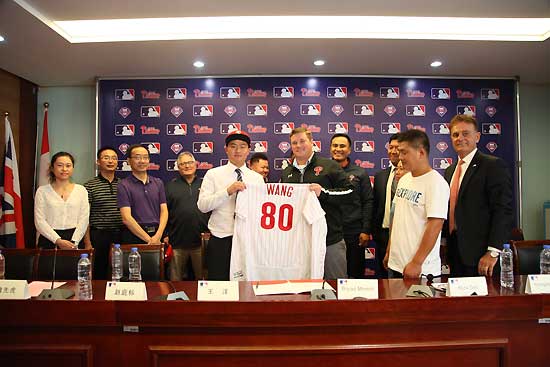 Wang Yang signs with Phillies