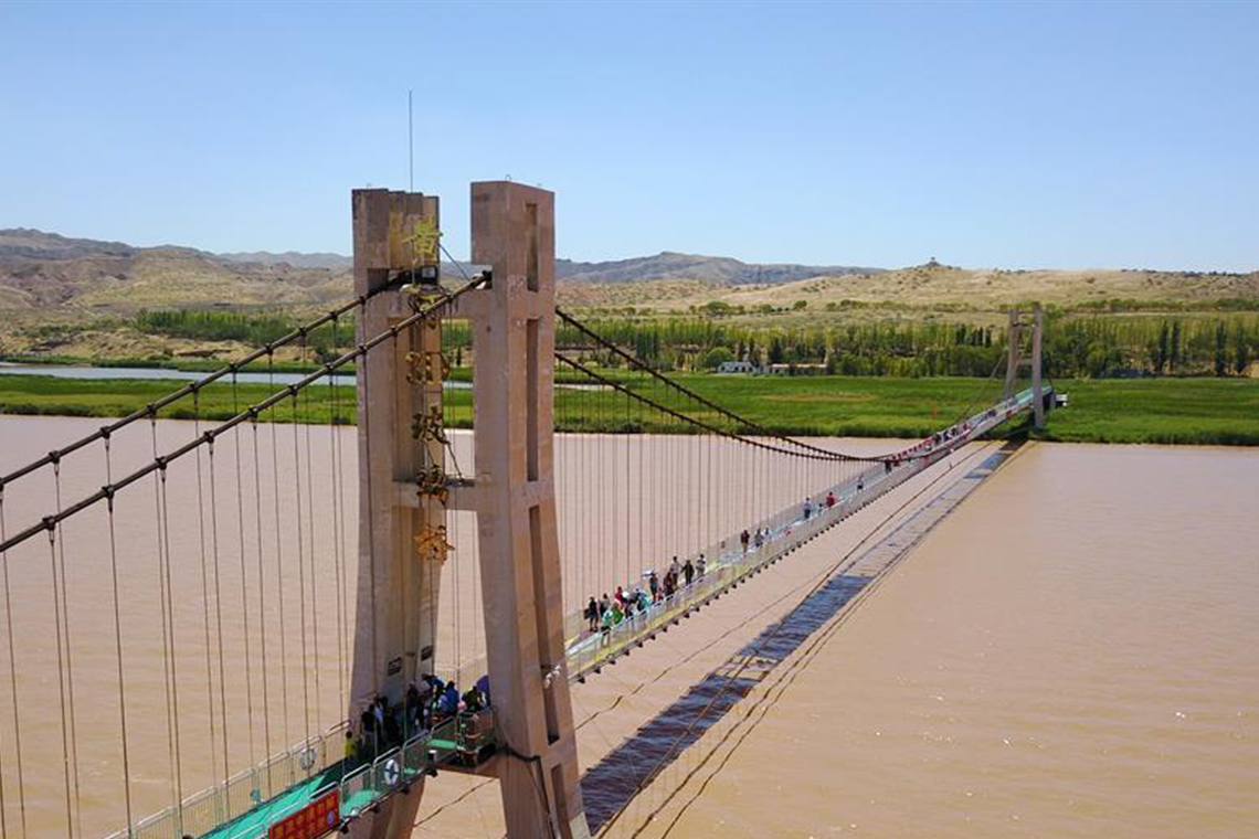 Стеклянный мост через реку