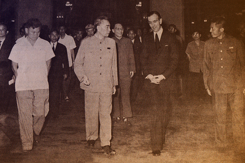 Armando Uribe, junto a Zhou Enlai, en la República Popular China como embajador del gobierno de la Unidad Popular