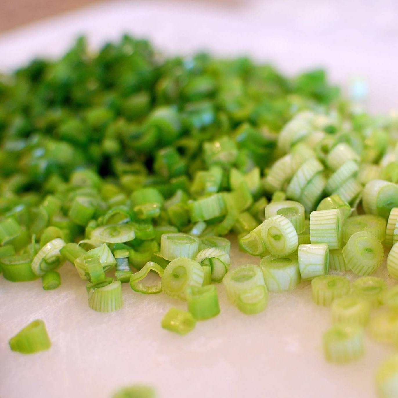 https://thechinaproject.com/wp-content/uploads/2020/07/Green-onions-2.jpg