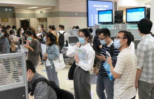 Masked Chinese graduates try to find a job