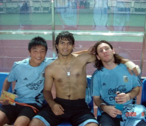 Wu Lei con Agüero y Messi