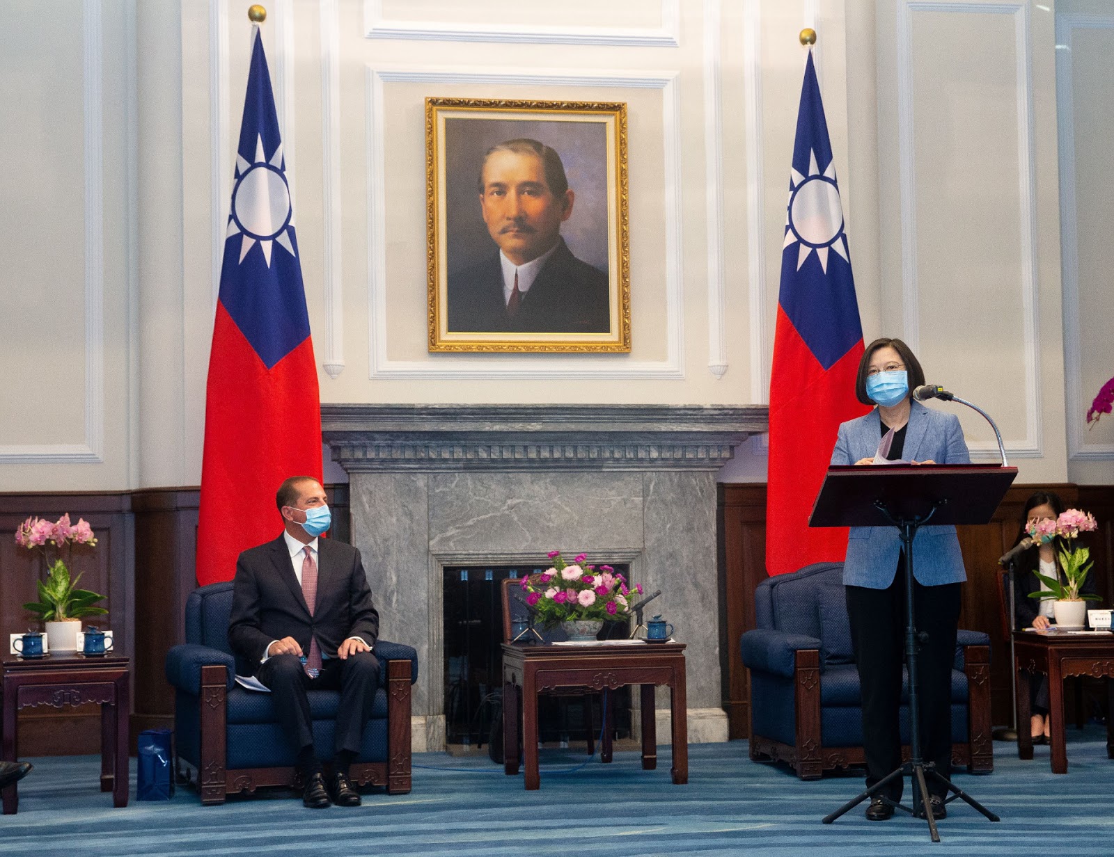 alex azar in the presidential office of taiwan's leader, tsai ing-wen