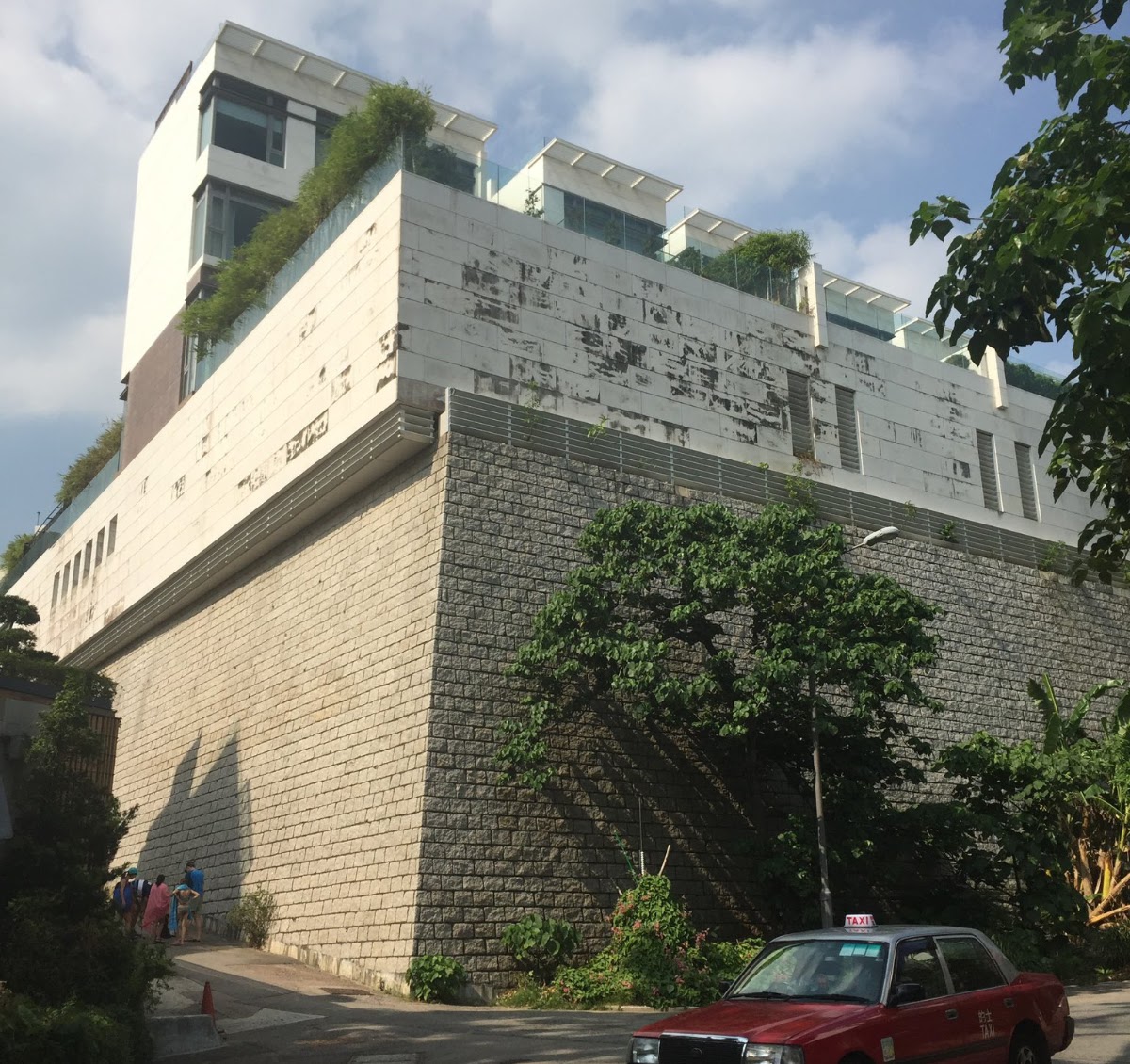 a picture of a beach house in hong kong owned by li qianxin, the daughter of li zhanshu