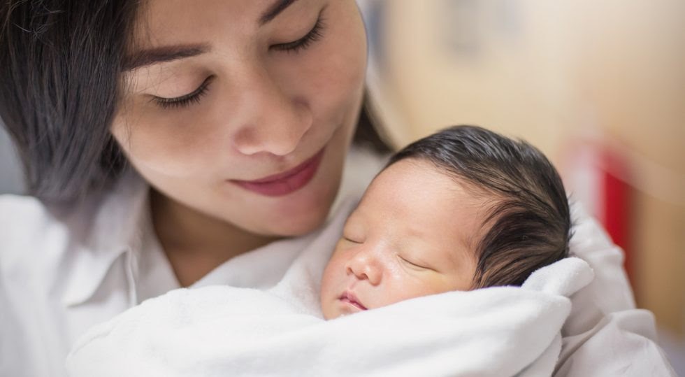 breastfeeding chinese mom