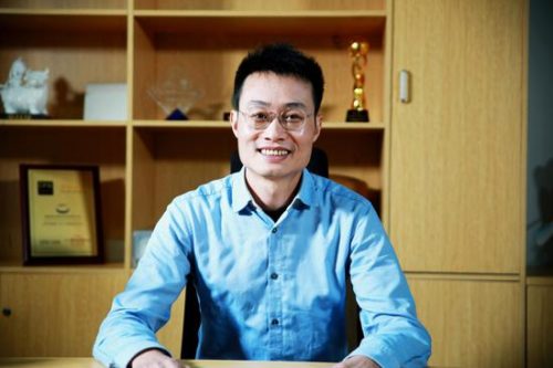 a photo of wang anquan, the founder of webull, a competitor to robinhood in mobile stock trading apps