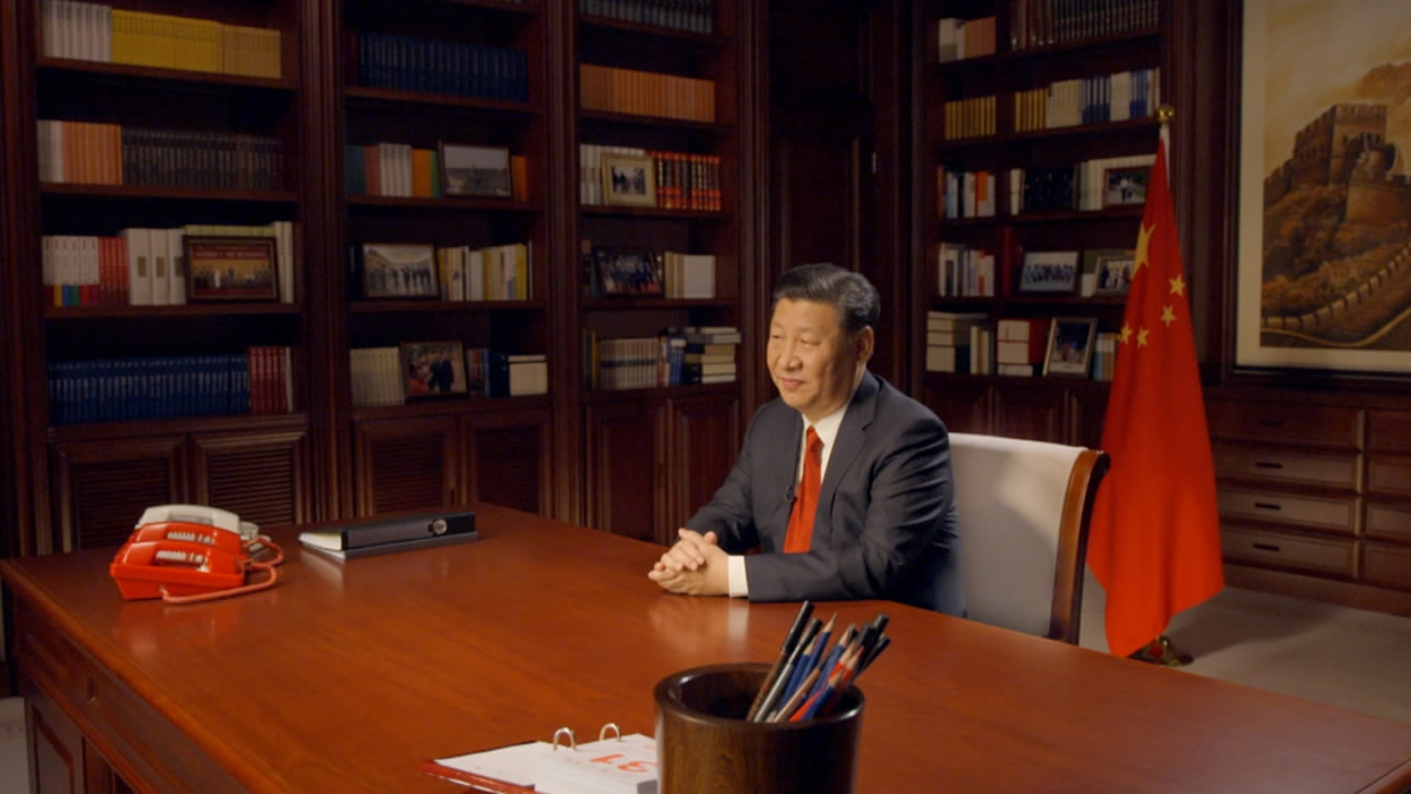 xi jinping at his desk