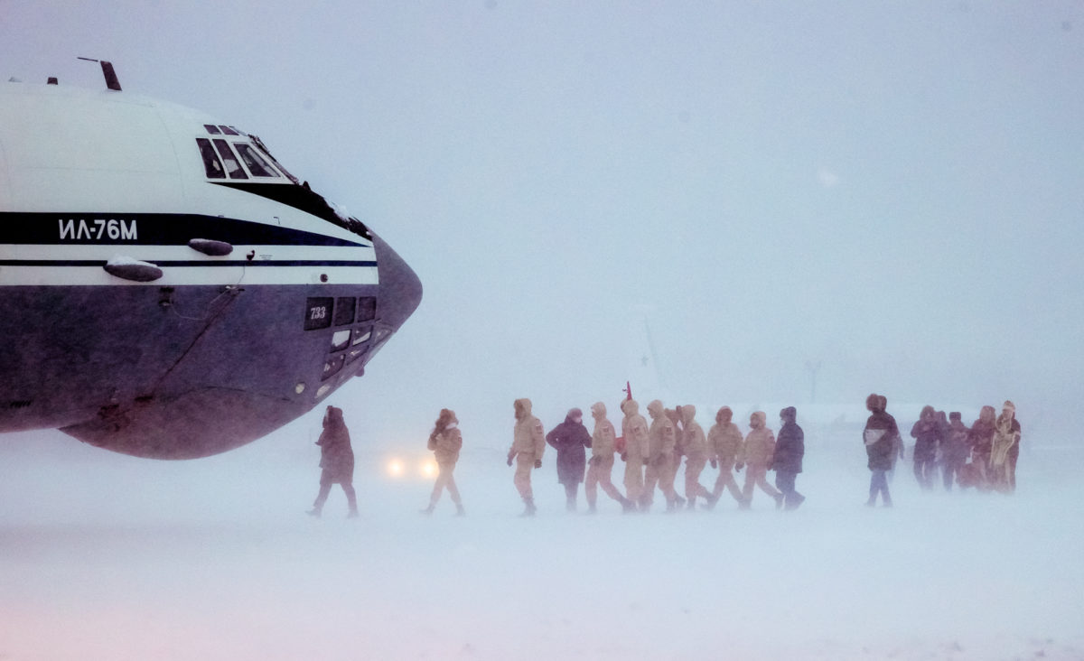 russia troops near airplane