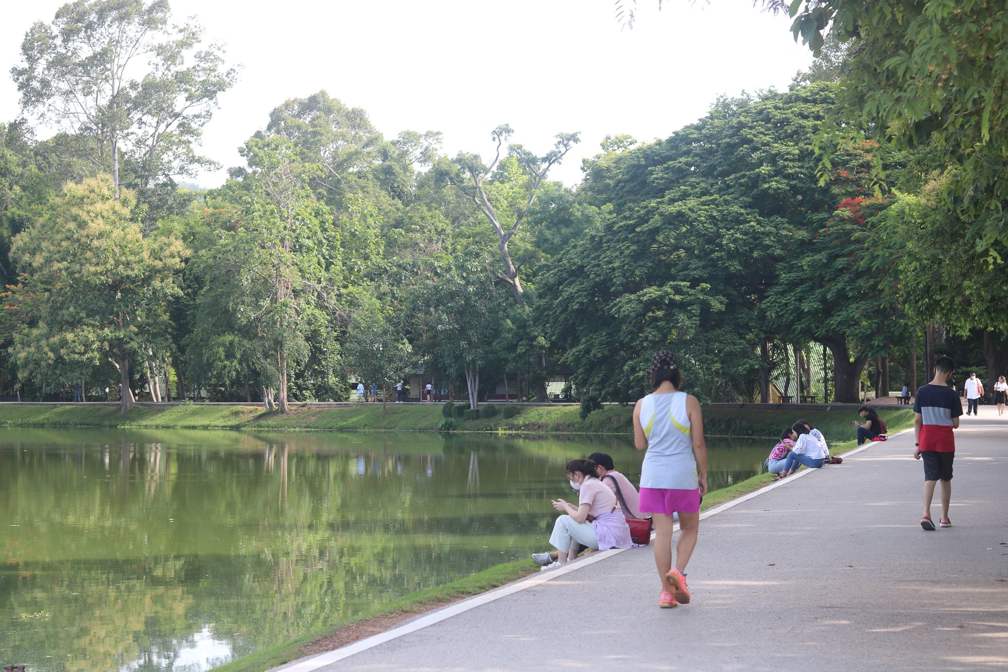 https://thechinaproject.com/wp-content/uploads/2022/06/Chinese-tourists-in-Thailand-CMU-campus.jpg