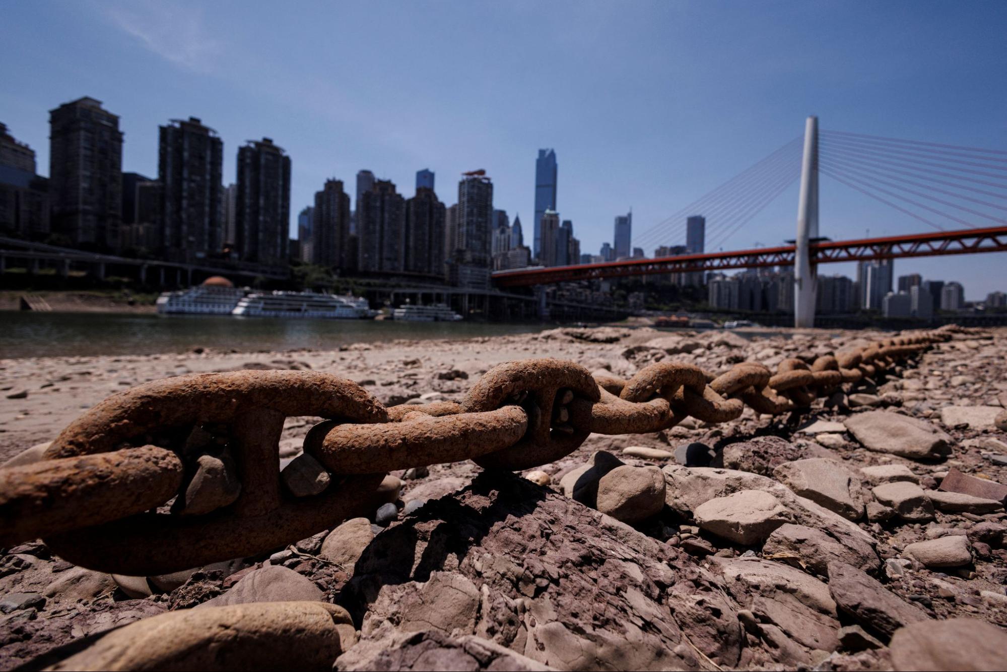 Янцзы обмелела. Река Янцзы высыхает. Янцзы сейчассейчас засуха. Засуха в Китае 2022.