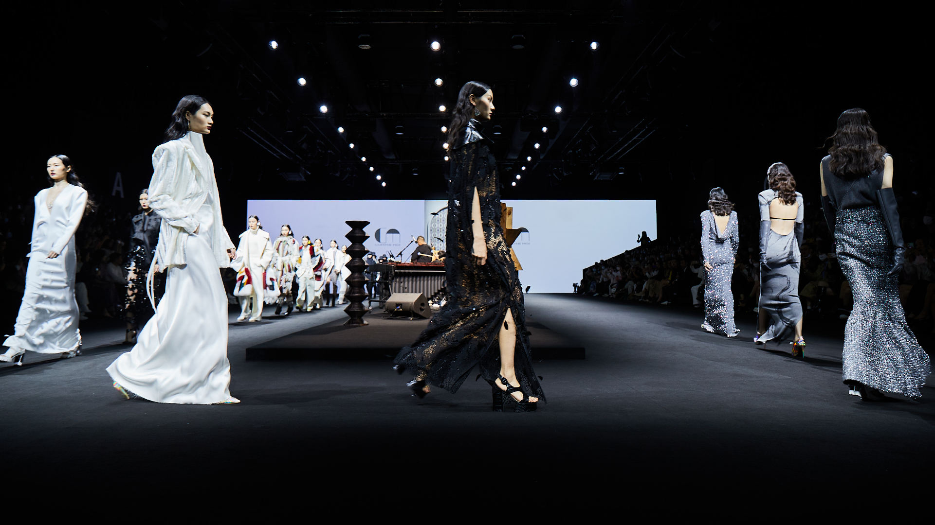Shanghai Fashion Week returns to inperson shows Here’s what happened